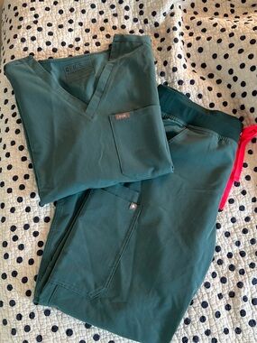 FIGS Women’s Green Scrub Catarina Top/Kade Pants - Size M